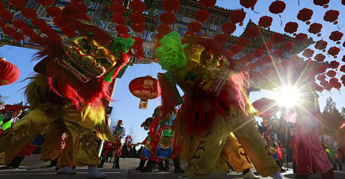 Chinese performers participate in a lion dance during the opening of Ditan Temple Fair on the Lunar New Year's Eve in Beijing, China Wednesday, Feb. 18, 2015. According to the Lunar calendar, Chinese will celebrate the Year of the Sheep on Feb. 19. (AP Photo/Andy Wong)