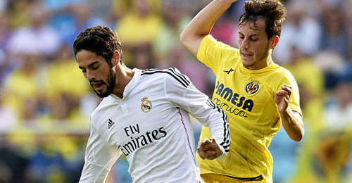 VILLARREAL, SPAIN - SEPTEMBER 27:  Isco (L) of Real Madrid is tackled by Gerard Moreno during the La Liga match between Villarreal CF and Real Madrid at El Madrigal on September 27, 2014 in Villarreal, Spain.  (Photo by Manuel Queimadelos Alonso/Getty Images)