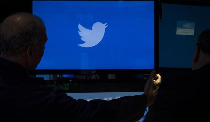Twitter Inc anunció el lunes una decepcionante caída del 7 por ciento de una medida de fidelidad en el tercer trimestre, pese a que su base de usuarios creció un 23 por ciento, lo que llevó a que sus acciones cayeran más de un 9 por ciento. En la imagen, un empleado ajusta una pantalla con el logo de Twitter en la Bolsa de Nueva York el 6 de noviembre de 2013. REUTERS/Brendan McDermid